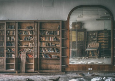 Bibliothèque d'une maison de retraite abandonnée, France