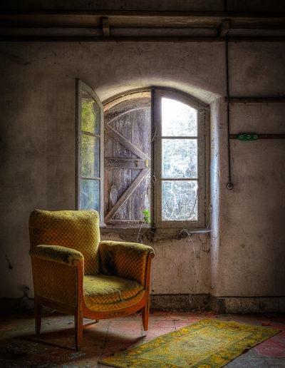 Fauteuil dans un manoir abandonné, France