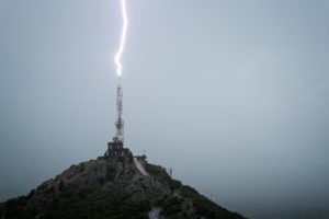 Foudre frappant l'antenne du Força Real, Millas, Pyrénées-Orientales