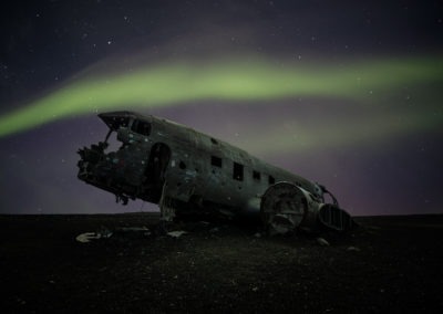 Aurore boréale au dessus d'un carcasse d'avion, Islande