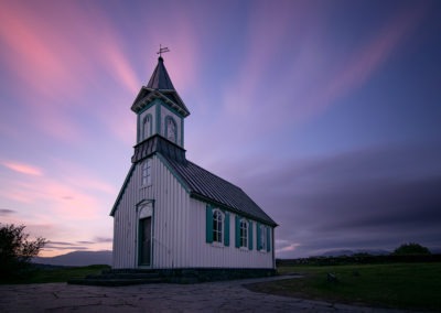 église de Thingvellir sous le soleil de minuit Islande