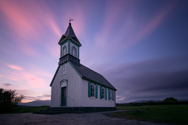 église de Thingvellir sous le soleil de minuit Islande