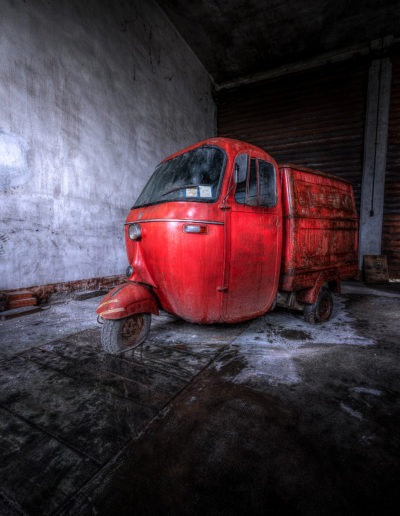 Triporteur vespa dans un garage abandonné, Italie
