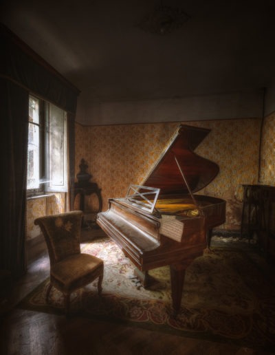 Piano dans une maison abandonée, Italie