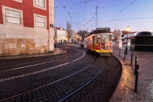 Lever de soleil sur la Portas do Sol de Lisbonne et son tramway