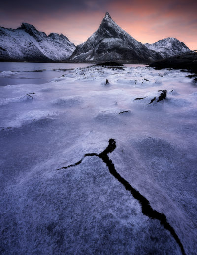 Bleb. Craquelures de glace dans un fjord des Lofoten, Norvège