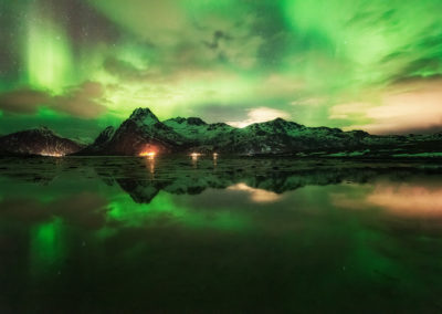 Ensorcelant. Aurore boréale dans un fjord des Lofoten, Norvège