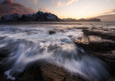 Lively. Coucher de soleil dans un fjord des Lofoten, Norvège