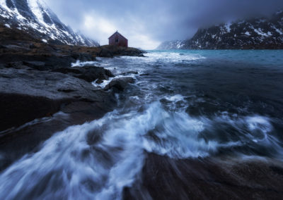 Lost cabin. rorbuer isolé dans un fjord des Lofoten, Norvège