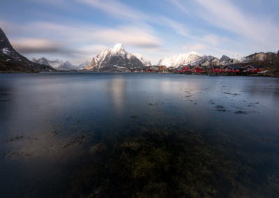 Pittoresque. Vue sur le fjord de Reine. Lofoten, Norvège