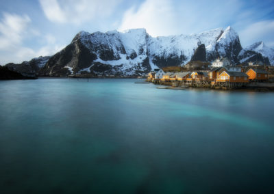 Sunshine. les couleurs du village de Sakrisøy tranche avec le reste des village des Lofoten, Norvège