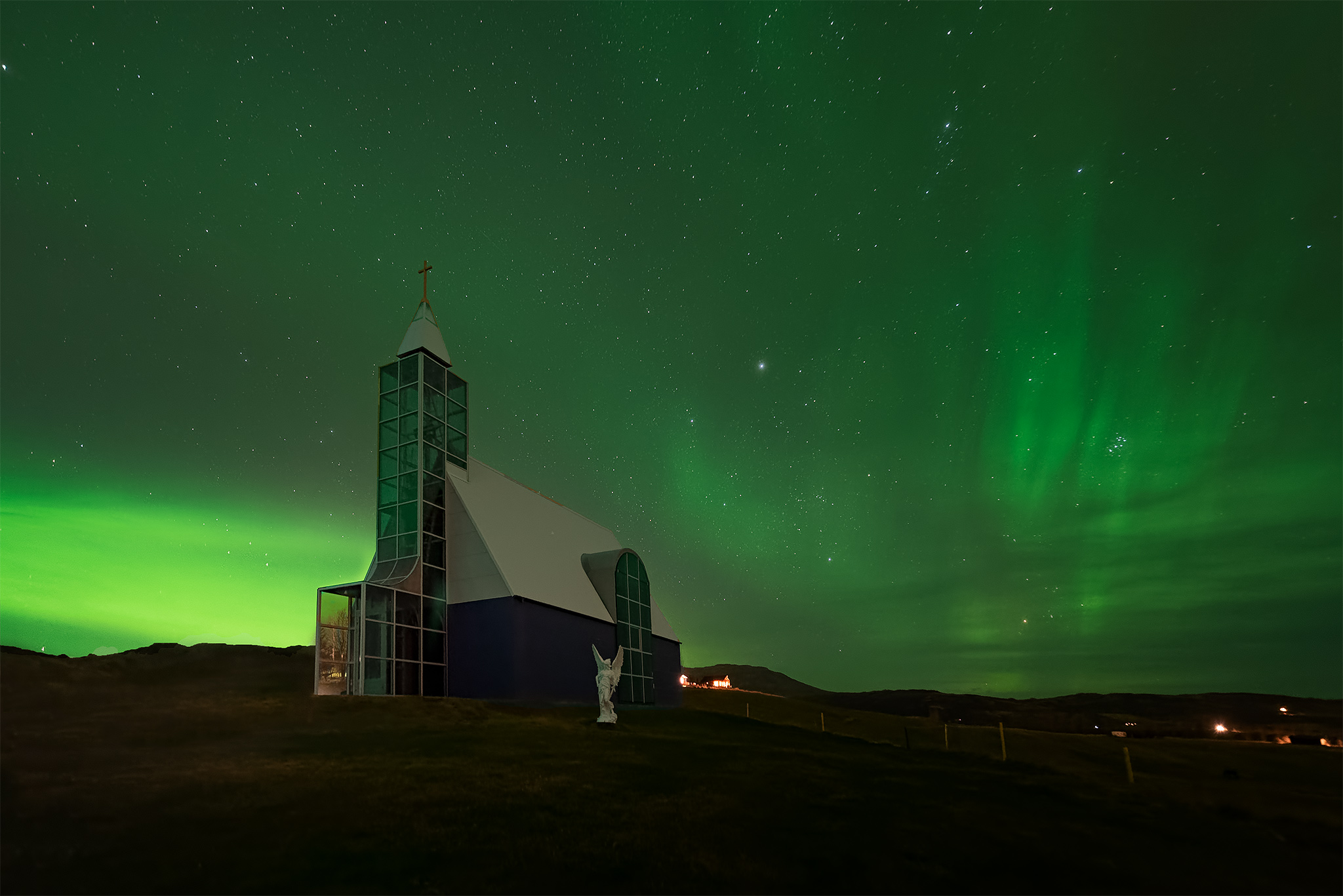 Aurore boréale lente et diffuse au-dessus d’une église dans le sud de l’Islande, photographie d’exemple pour illustrer les réglages utilisés.