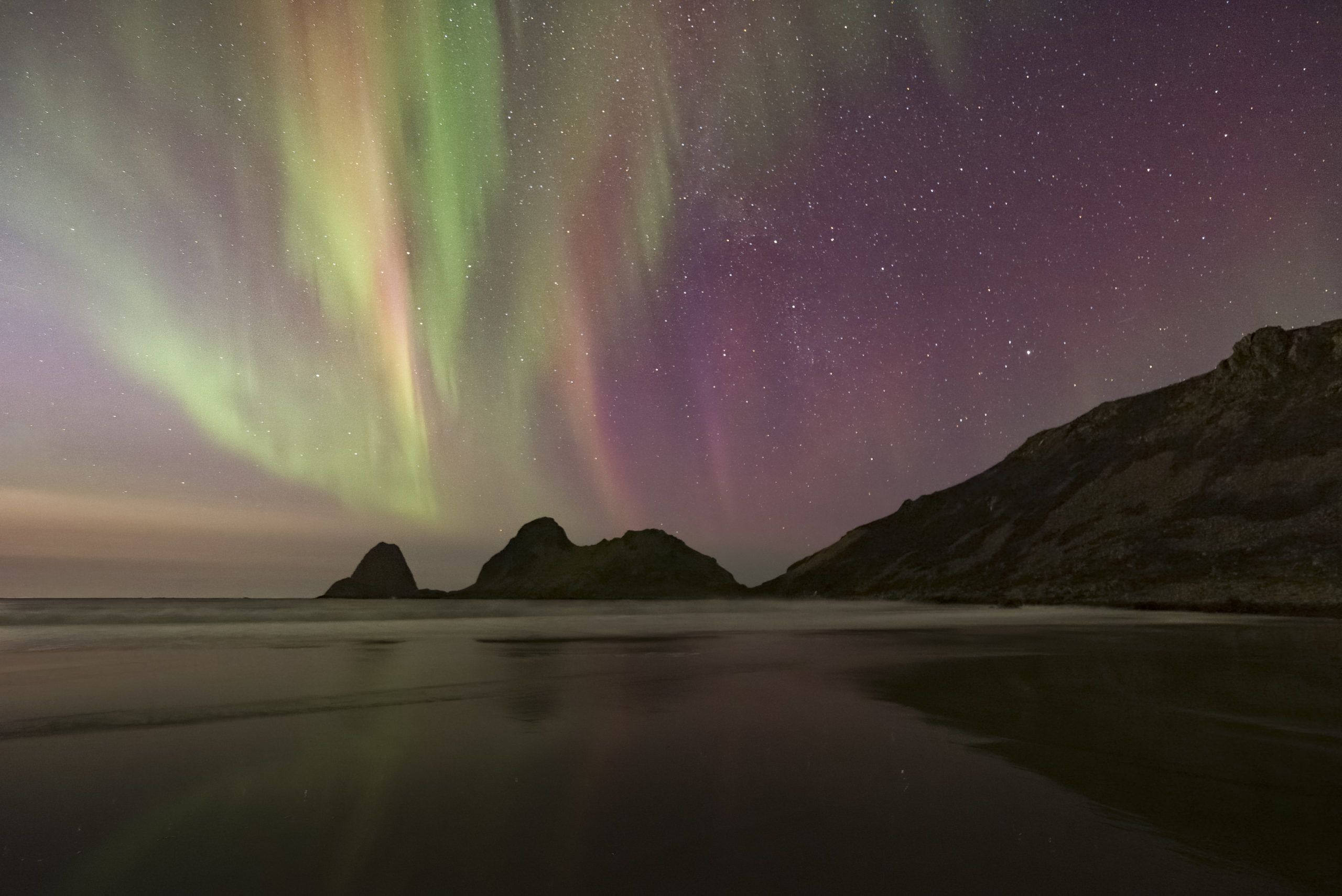 Aurore boréale très puissante observée aux Vesterålen en 2025, photographiée par Stan-Timelapse & Photographie