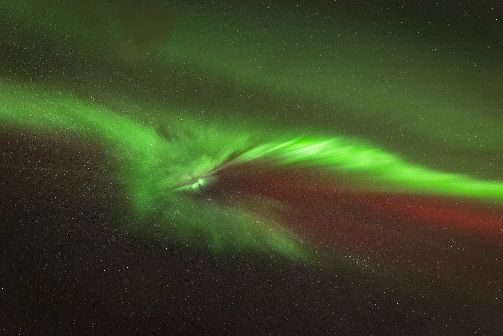 Aurore boréale isolée dans le ciel aux Lofoten en 2024, photographiée par Stan-Timelapse & Photographie