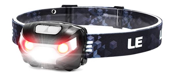 Lampe frontale avec lumière rouge utilisée pour préparer le matériel sans perdre l’adaptation à l’obscurité lors d’une séance d’aurores boréales