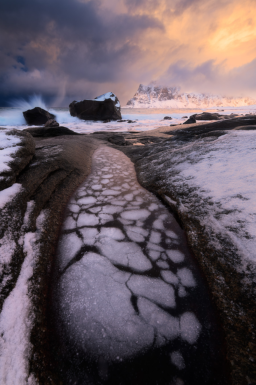 Paysage des Lofoten avec une flaque gelée au premier plan illustrant l’importance de choisir le bon moment pour déclencher en photographie