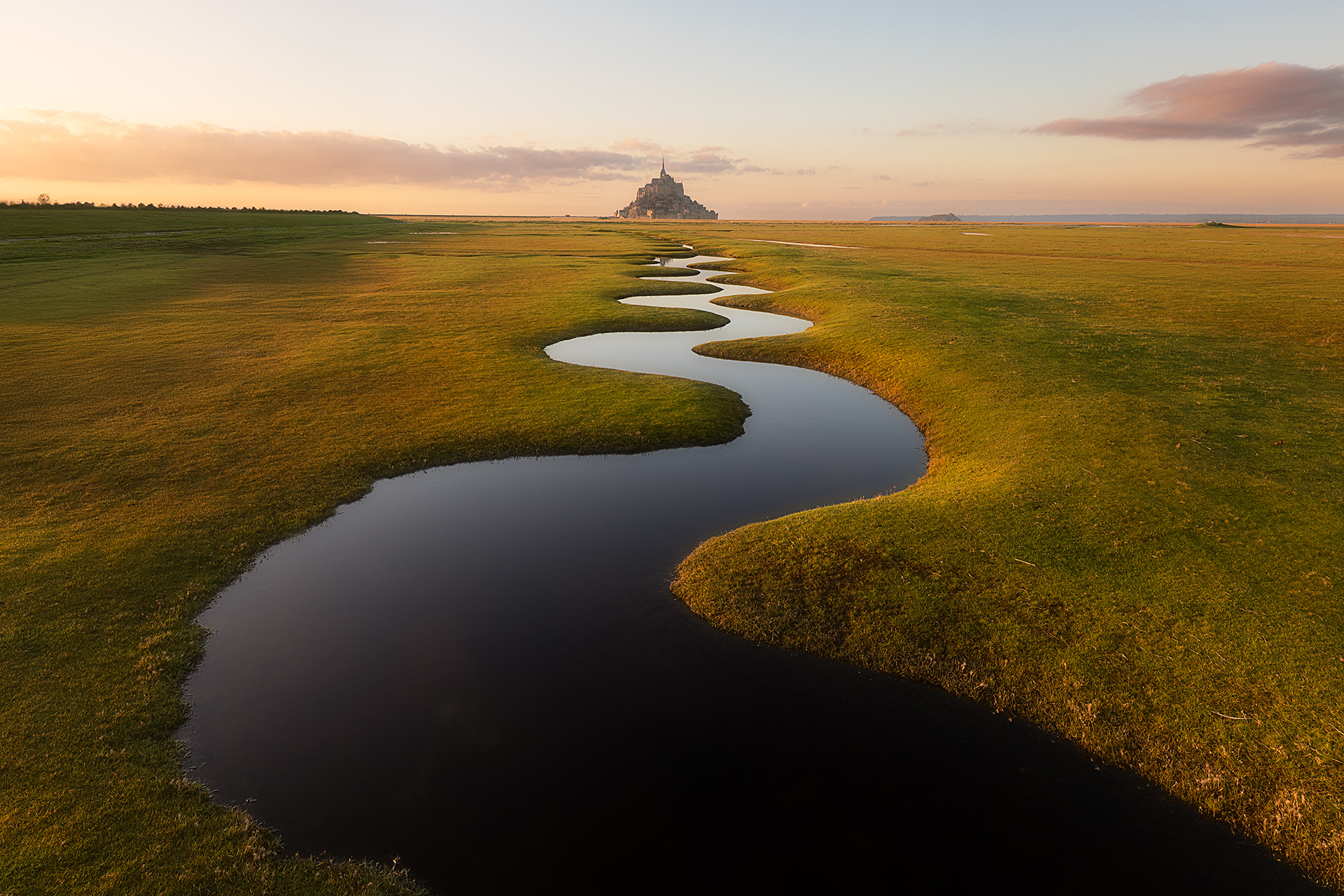 Photo du méandre du Mont-Saint-Michel avec de l’eau illustrant l’importance du pré-repérage
