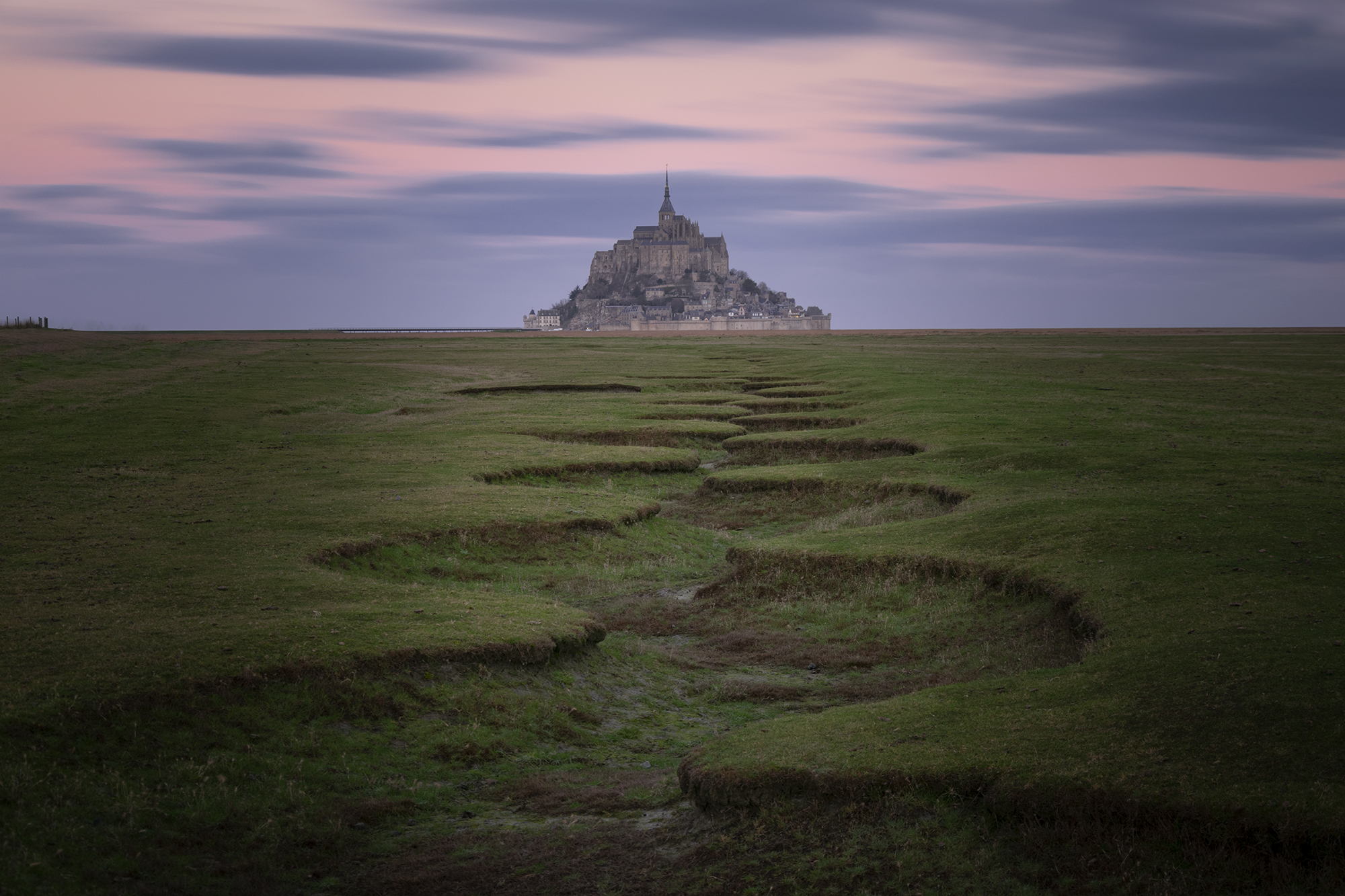 Photo du méandre du Mont-Saint-Michel sans eau illustrant l’importance du pré-repérage et de l’analyse des marées en photographie de paysage