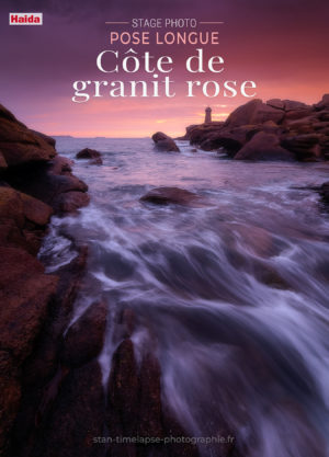 Photographie en pose longue sur la côte de granit rose avec une vague en mouvement au premier plan et le phare du Mean Ruz au coucher du soleil.