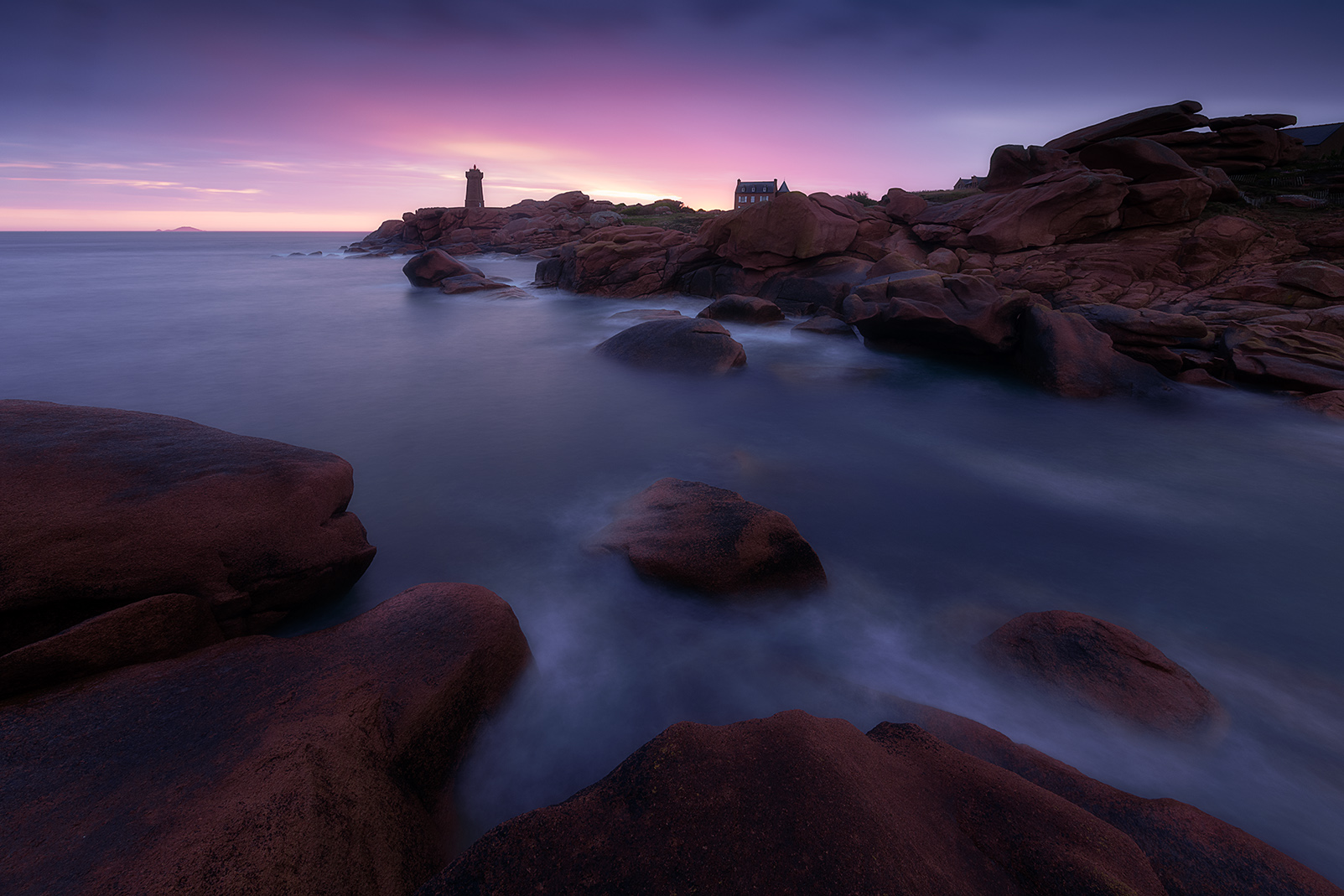 Pose longue côte de granit rose – phare de Mean Ruz Pose longue à l’heure bleue sur la côte de granit rose, avec le phare de Mean Ruz et les rochers de Ploumanac’h.