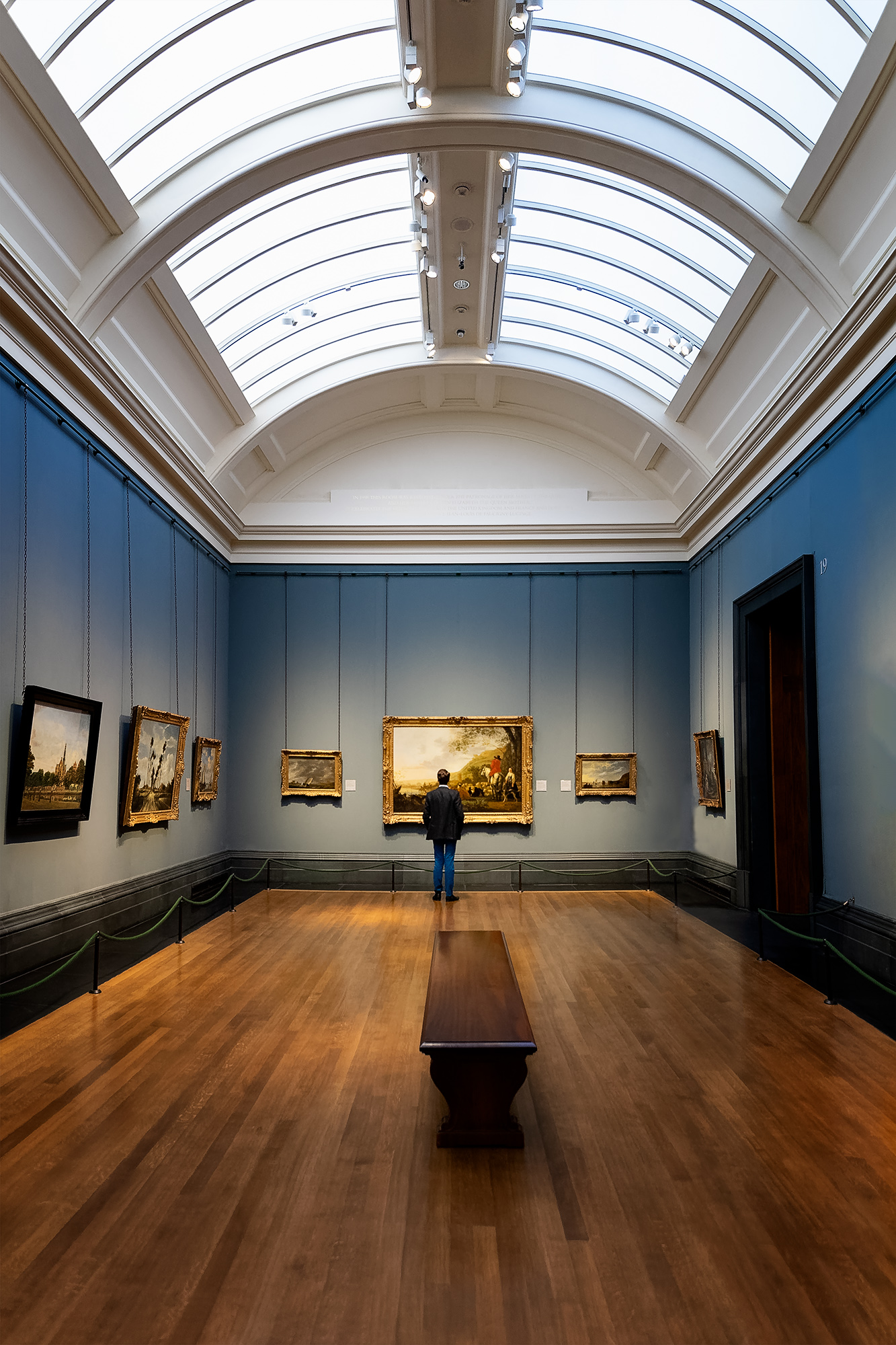 Salle de musée illustrant la différence entre regarder une image et la lire en photographie