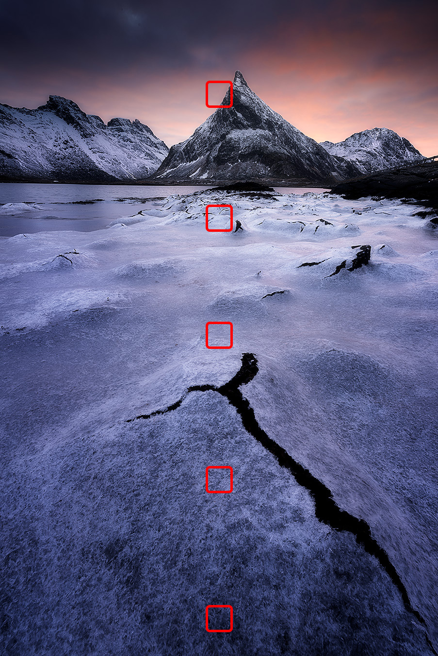 Déplacer progressivement la mise au point lors d'un focus stacking Paysage de montagne enneigé avec plusieurs zones de mise au point successives utilisées pour réaliser un focus stacking.