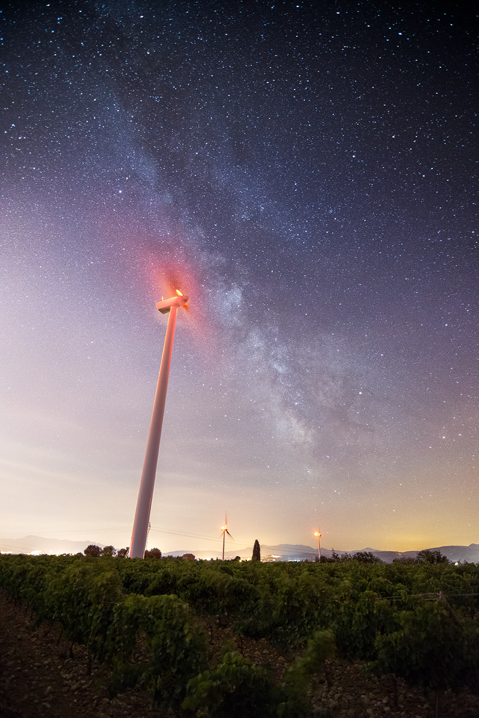 Photographie grand angle contre-plongée éolienne et voie lactée - distorsion assumée Pyrénées Orientales