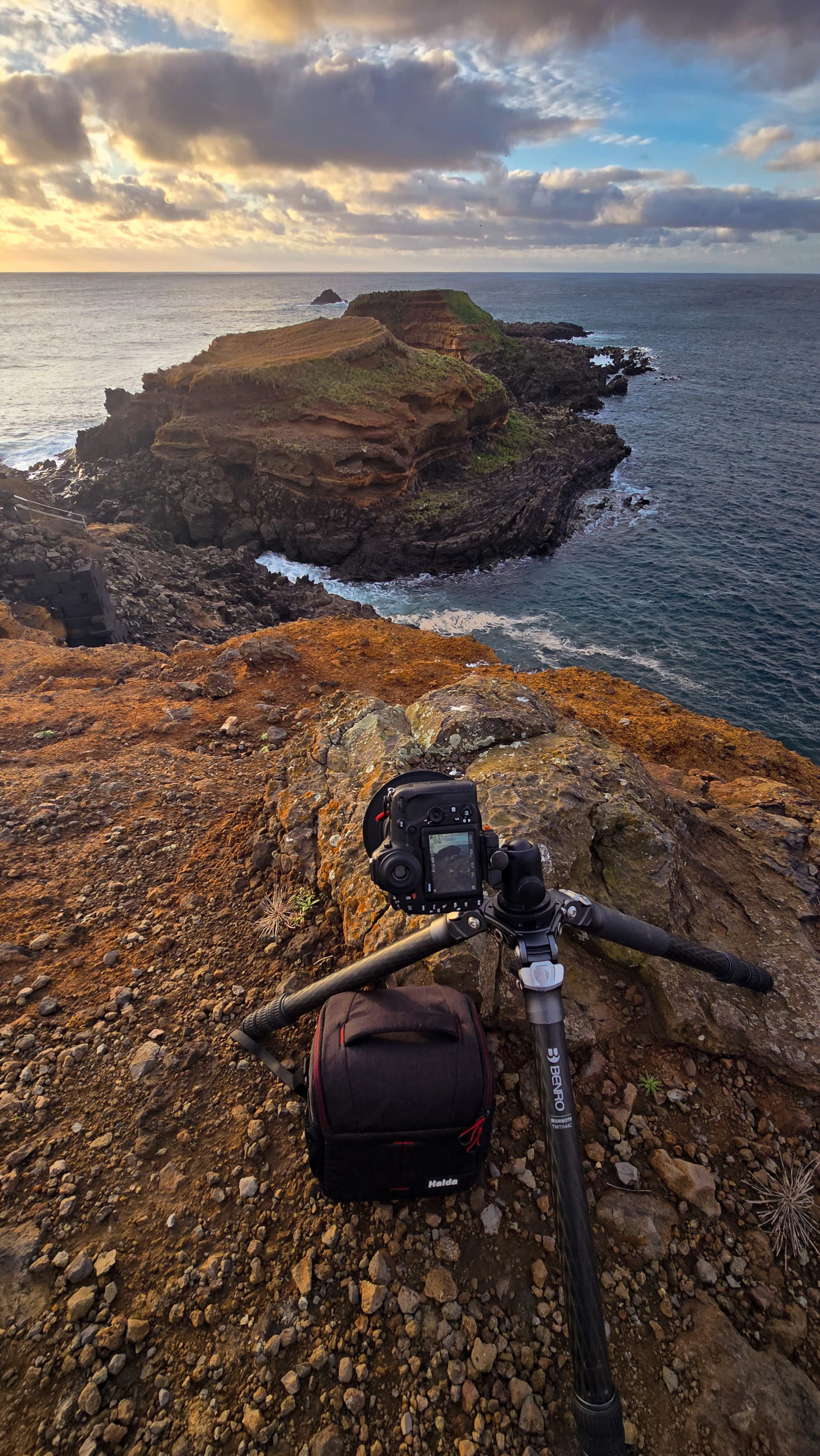 Installation du matériel pour réaliser un focus stacking en photographie de paysage Appareil photo installé sur un trépied face à un paysage côtier rocheux afin de réaliser un focus stacking en photographie de paysage.