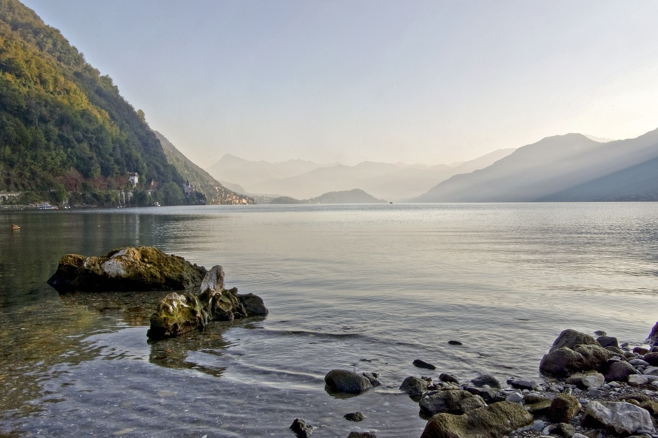 Photographie grand angle lac et rocher - exemple de premier plan trop loin sans impact