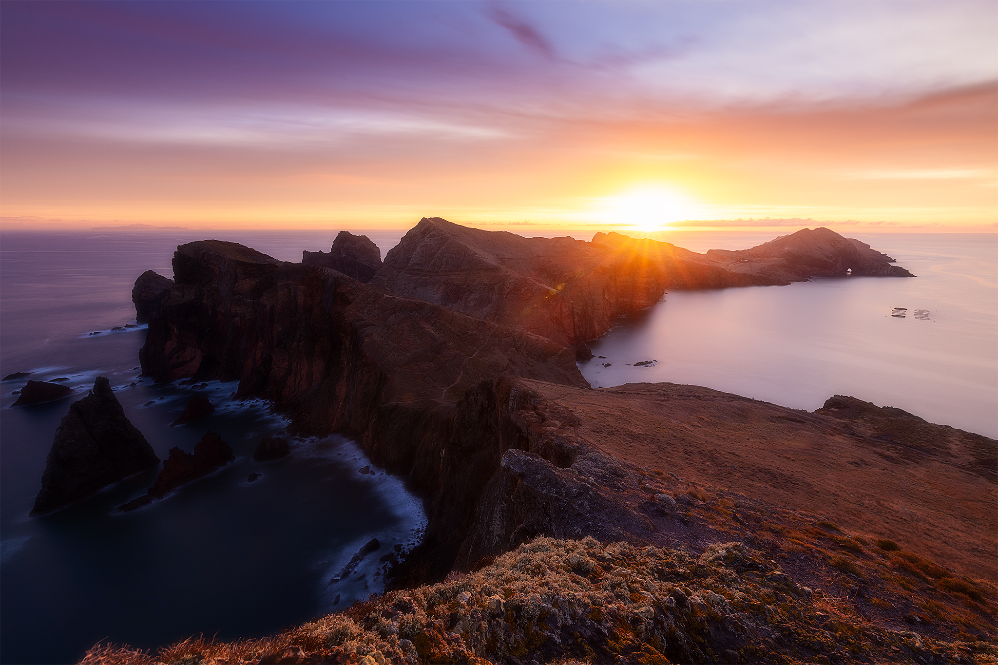 Lever de soleil sur la Ponta de São Lourenço, Madère Paysage de la Ponta de São Lourenço à Madère au lever du soleil, grande profondeur de champ du premier plan rocheux jusqu'à l'horizon