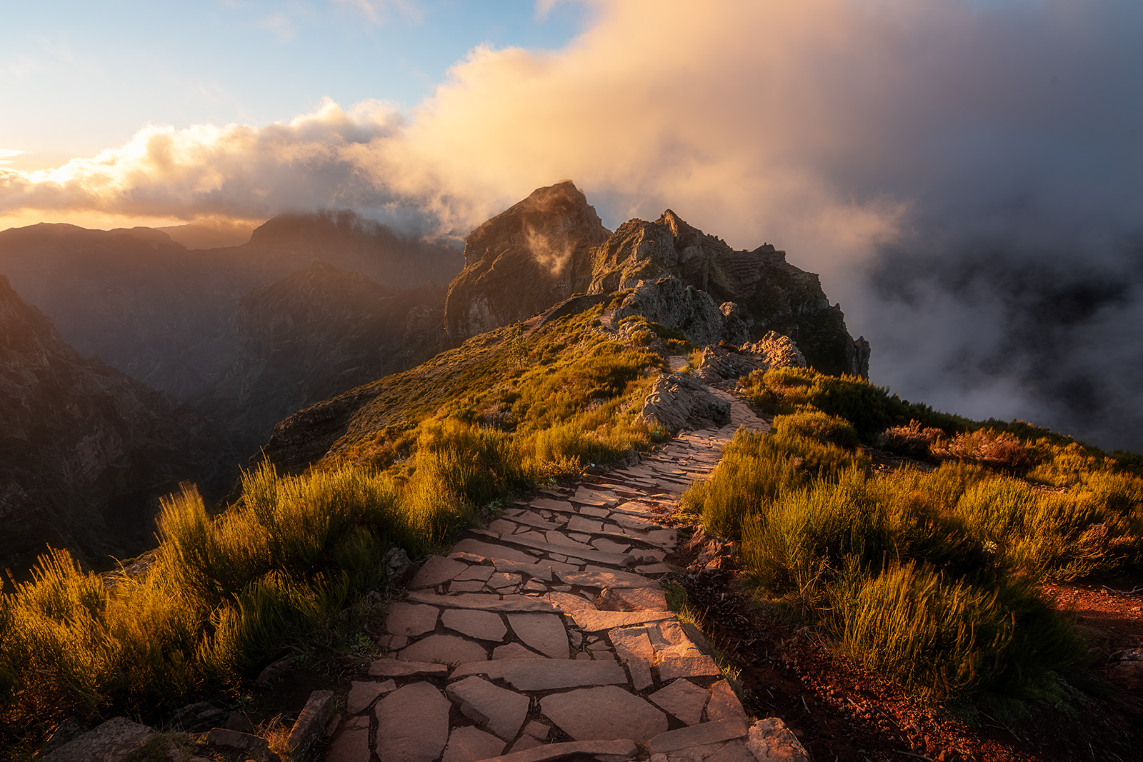 Sentier de montagne au coucher du soleil, Madère Sentier de pierres net du premier plan jusqu'aux sommets de Madère au coucher du soleil, exemple de grande profondeur de champ en photographie de paysage