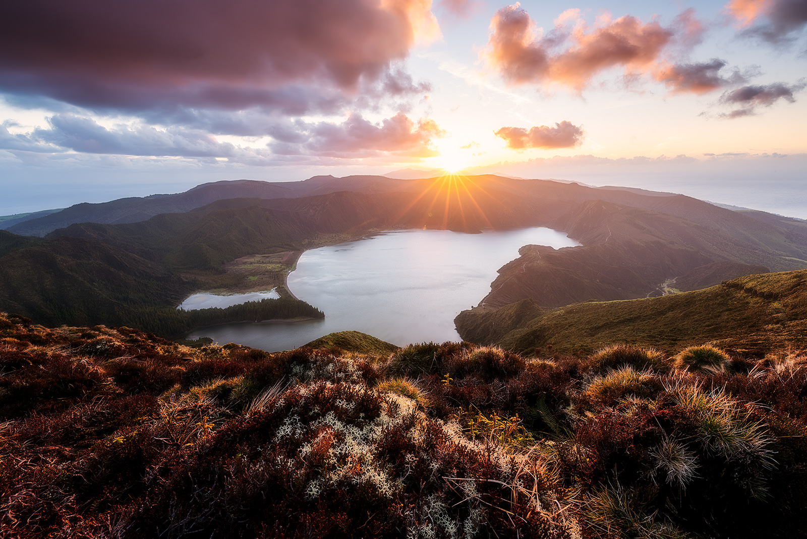 Photographie grand angle Açores - végétation nette au premier plan et lac de cratère net à l'infini