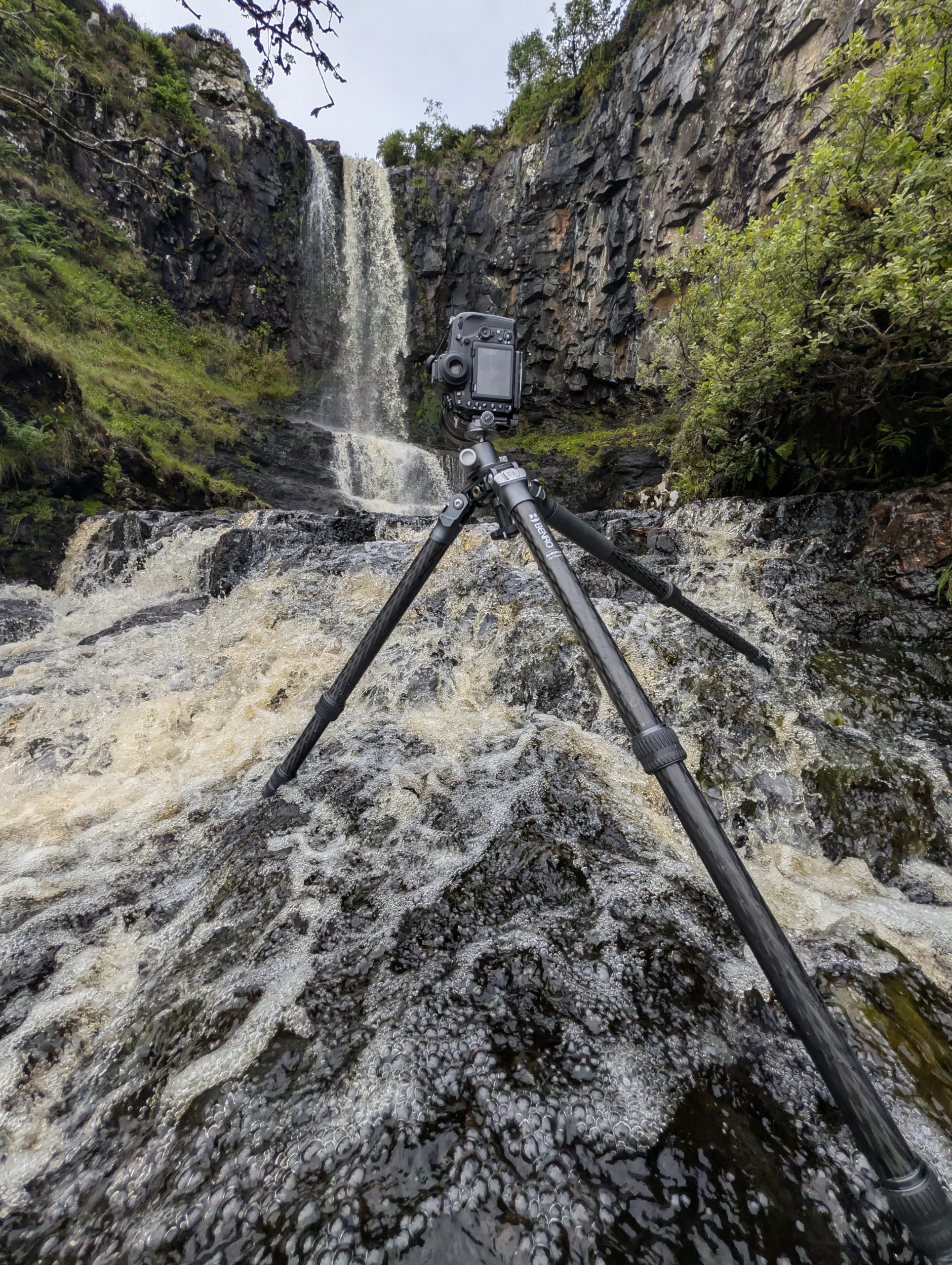 Benro Mammoth TMTH44C, dans la rivière à Skye Trépied Benro Mammoth TMTH44C installé pieds dans le courant d'une rivière, au pied d'une cascade sur l'île de Skye