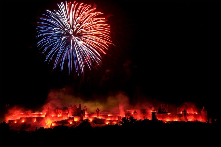 Embrasement de la cité de Carcassonne, Aude, Occitanie. Feu d'artifice bleu blanc rouge lors de l'embrasement de la cité de Carcassonne, Aude, Occitanie.