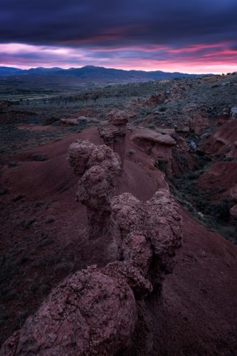 Hoodoo. Cheminées de fée de la Sierra de Armantes au lever du soleil, Aragon, Espagne. Cheminées de fée rouges au lever du soleil, Sierra de Armantes, Aragon, Espagne.