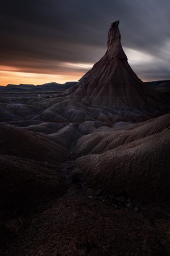 Cheminée de fée du Castildetierra au coucher du soleil, désert des Bardenas Reales, Navarre, Espagne.
