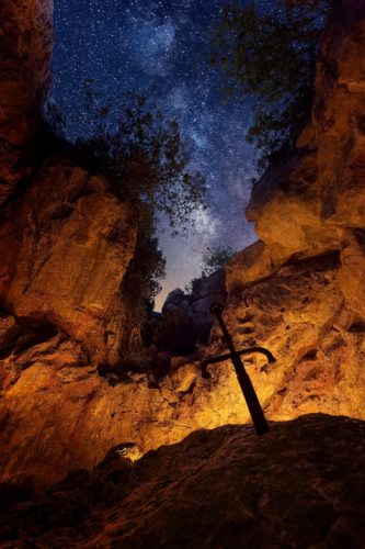 Excalibur. Grotte du Trou de la Caune, Opoul, Pyrénées-Orientales. Épée plantée dans la roche sous la Voie lactée, grotte du Trou de la Caune, Opoul, Pyrénées-Orientales.