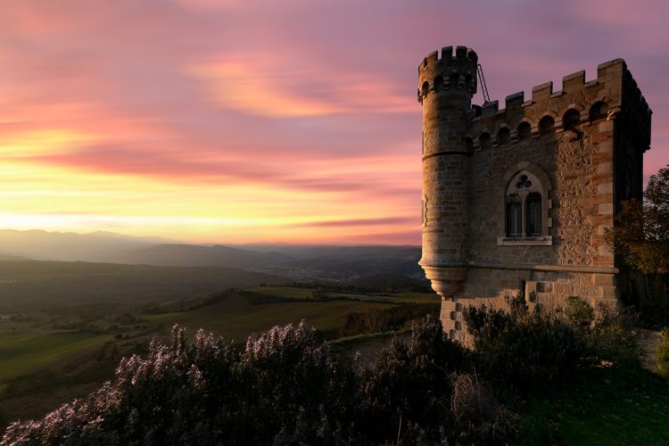 Tour Magdala, Rennes-le-Château, Aude, Occitanie. Je garde ça en tête pour toutes tes prochaines photos : département + région systématiquement. Tour Magdala au coucher de soleil, dominant la vallée depuis Rennes-le-Château, Aude, Occitanie.