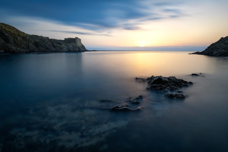 Fort de la Mauresque, commune de Port-Vendres, Pyrénées-Orientales. Fort de la Mauresque au lever du soleil, Port-Vendres, Pyrénées-Orientales.