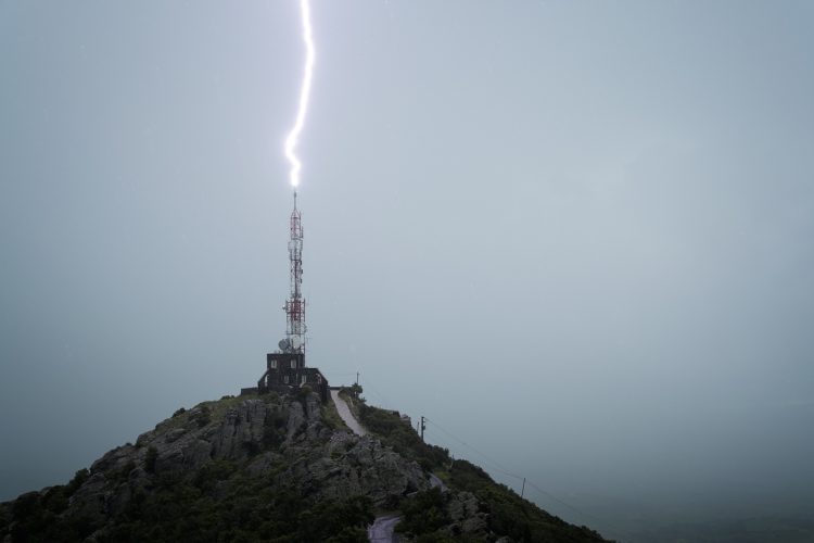 Impact. Foudre frappant l'antenne du Força Real, Millas, Pyrénées-Orientales. Éclair frappant l'antenne du Força Real, Millas, Pyrénées-Orientales.