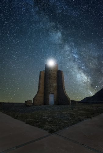 La porte des Cieux. La Voie lactée au-dessus du phare de Cap Cerbère. Phare éclairé sous la Voie lactée, Cap Cerbère, Pyrénées-Orientales.