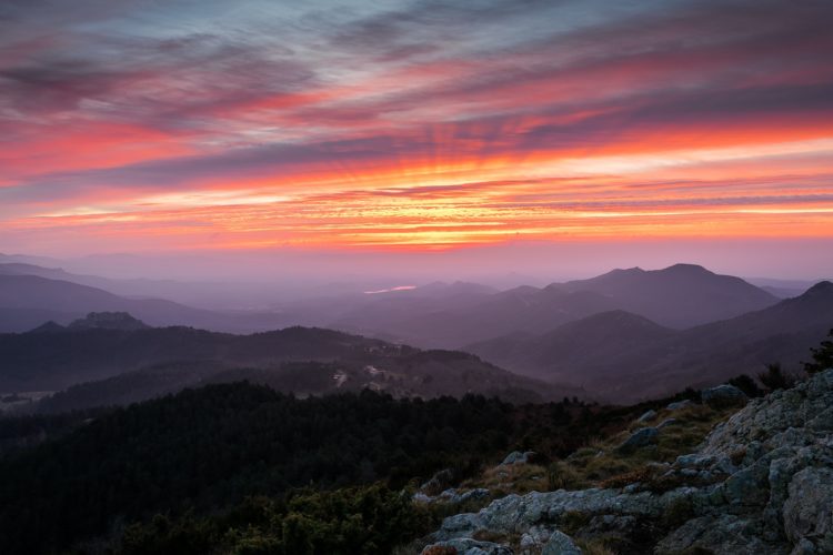 Puig Capell. Lever de soleil depuis le sommet, Saint-Laurent-de-Cerdans, Pyrénées-Orientales. Lever de soleil depuis le Puig Capell, Saint-Laurent-de-Cerdans, Pyrénées-Orientales.
