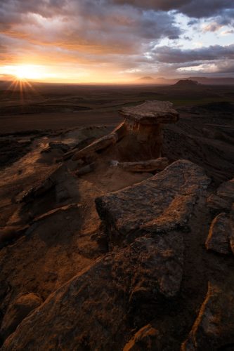 La Selle de troll au lever du soleil, désert des Bardenas Reales, Navarre, Espagne.