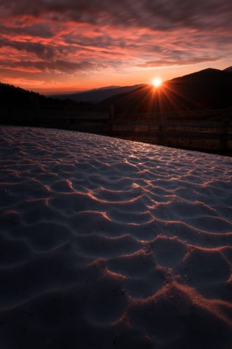 Comme neige au soleil. Lever de soleil sur la neige au Col de Jau, Pyrénées-Orientales. Motifs de neige sculptée par la fonte, lever de soleil au Col de Jau, Pyrénées-Orientales.