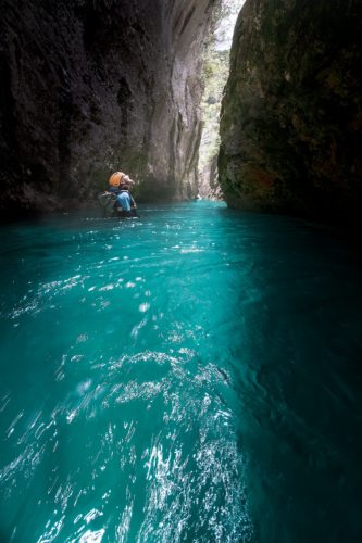 L'homme face à la Nature. Canyoning dans la Sierra de Guara, Aragon, Espagne. Homme en canyoning nageant dans une eau turquoise, gorges de la Sierra de Guara, Aragon, Espagne.