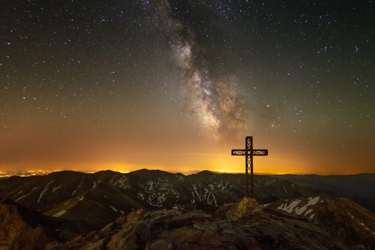 La Voie lactée au-dessus de la croix du Canigó. Cette prise de vue depuis le sommet, dans les Pyrénées-Orientales, est une première mondiale. Voie lactée vue depuis le sommet du Canigó, dans les Pyrénées-Orientales.