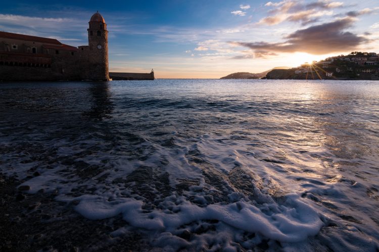 Collioure. Lever de soleil sur le clocher de Notre-Dame-des-Anges. Église Notre-Dame-des-Anges et son clocher au bord de l'eau, lever de soleil à Collioure.