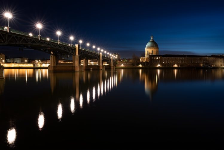 The beginning. Le dôme de l'hôpital La Grave à l'heure bleue, Toulouse, Haute-Garonne, Occitanie. Pont Saint-Pierre et dôme de l'hôpital La Grave à l'heure bleue, Toulouse, Haute-Garonne, Occitanie.