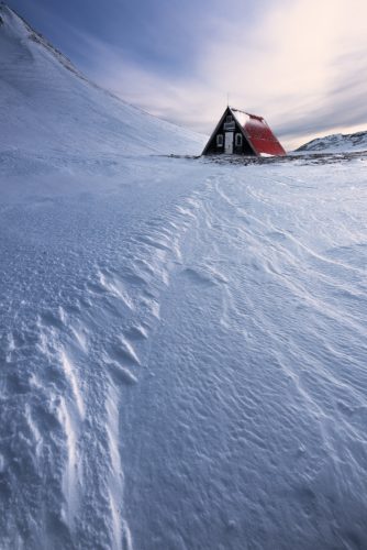 Refuge triangulaire isolé dans un paysage enneigé, Islande.