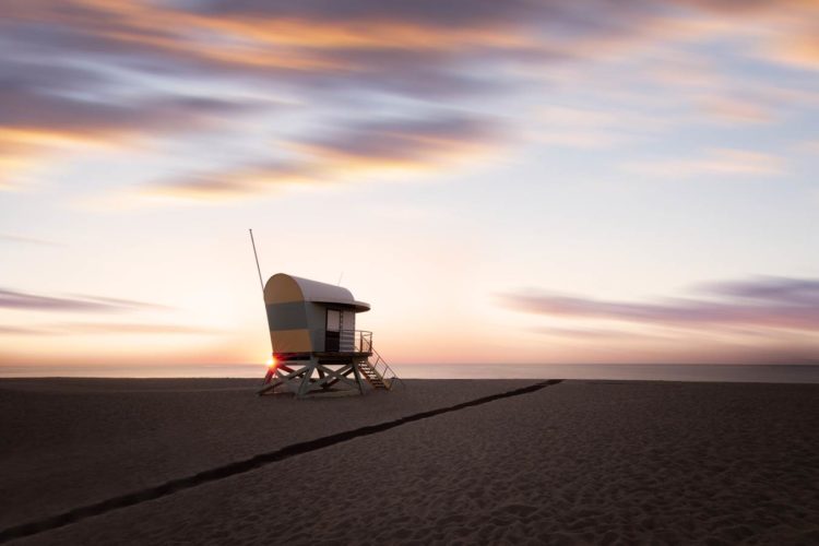 Californication. Un poste de secours au lever du soleil, Leucate, Aude, Occitanie. Poste de secours sur la plage au lever du soleil, Leucate, Aude, Occitanie.